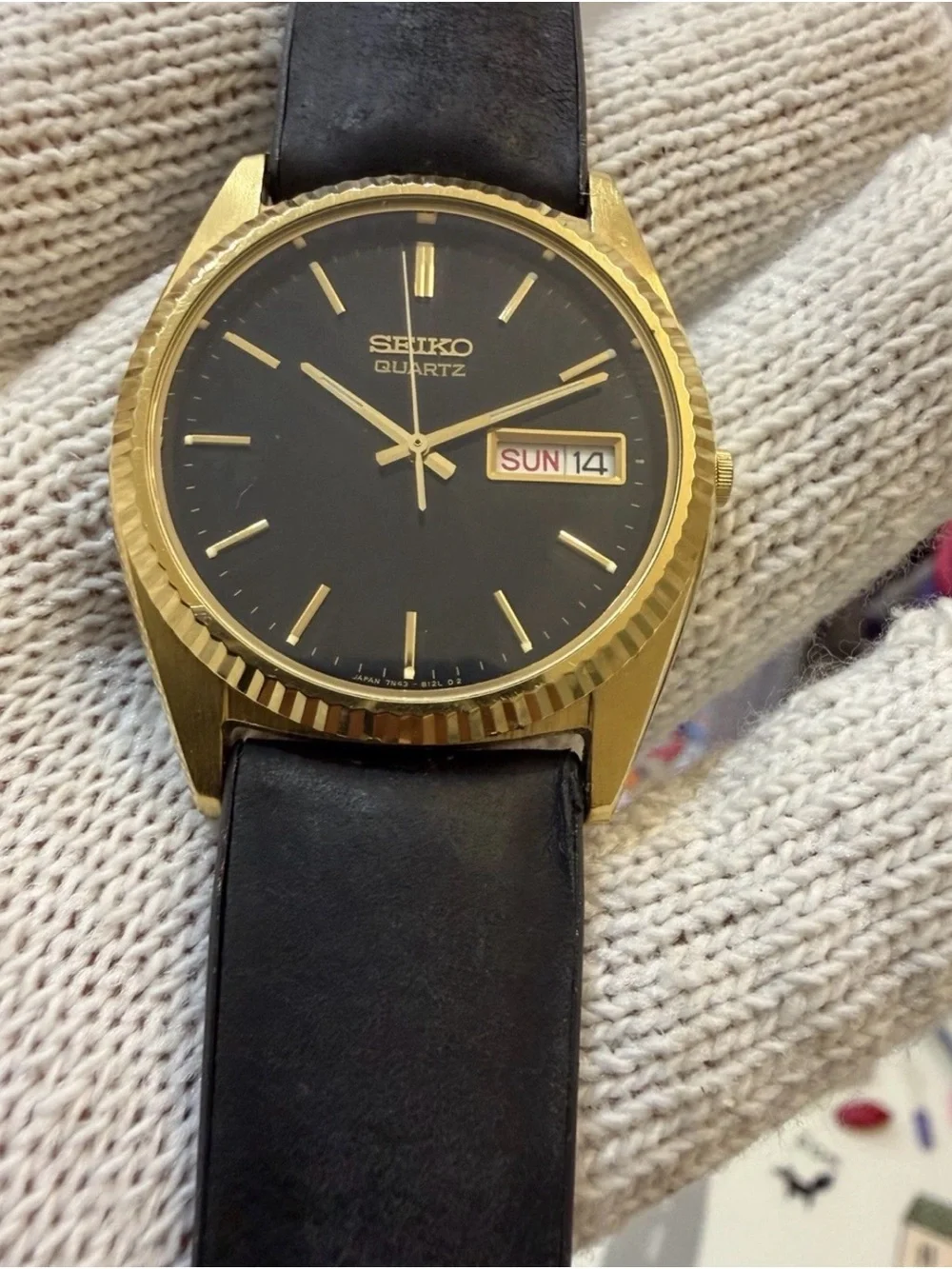 Vintage Seiko 7N43-8A10 Mens Gold Tone Fluted Bezel Black Dial Quartz Watch Day